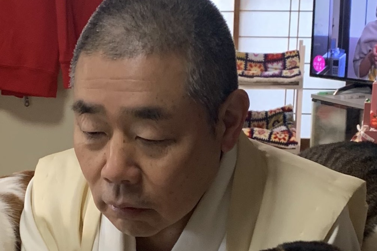 朝食を待っている住職、引きで見るとまさかの……「ラスボスみたい」　驚きの光景に反響「ゴゴゴゴ…」「千手観音様を目指しているのだろうか」（1/3） | 猫 ねとらぼ