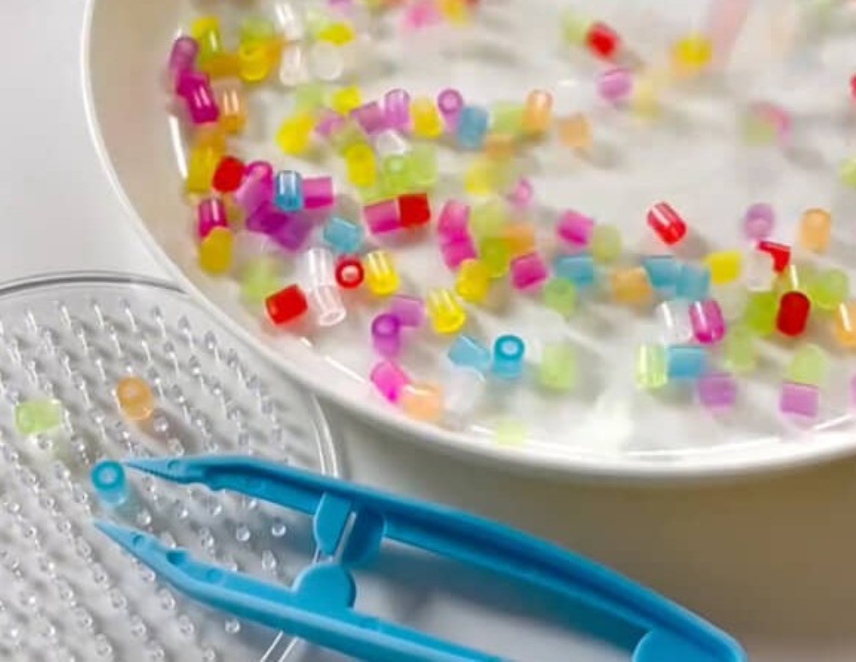 「この発想はなかった」　100均ビーズを“輪”にして固め、棒を付けると……　夏休みに試したい驚きのアイデアに「すごいっ」「天才だと思う」（1/3） | 教育・子育て ねとらぼ