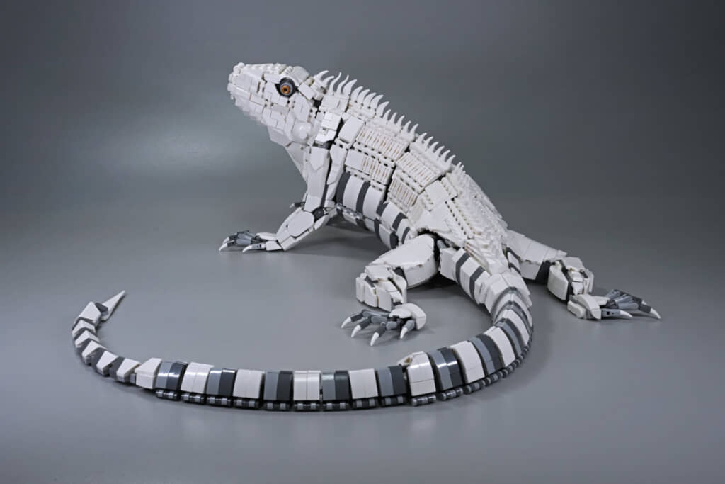 8年たった現在の作品がこれ。「メカ」どころか、生のイグアナに見えるほどに精巧