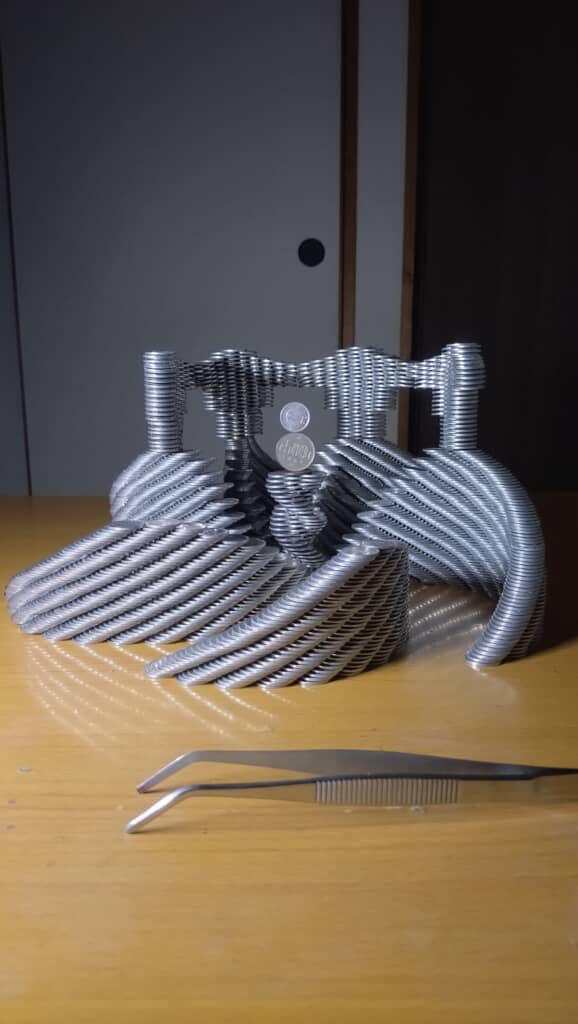 約3500枚のコインを使って築き上げた神殿のような2025年の作品