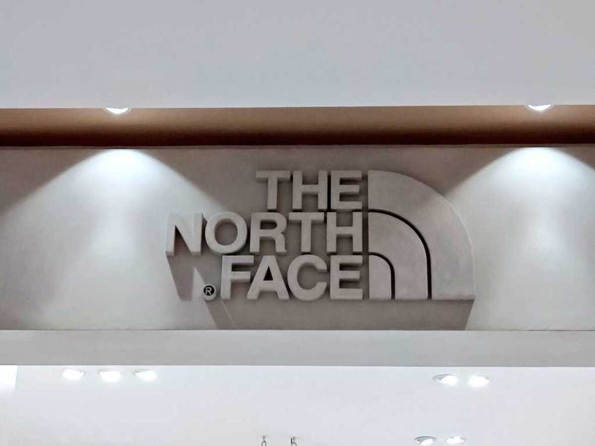 「即決して正解」　ノースフェイスの“オールブラック”リュックがビジネスにも日常にもめちゃくちゃ使える！　「オールブラック効果で高級感」「暑い日でも電車でも負荷が軽減した」「背負っていることを忘れるくらい快適」 | バッグ ねとらぼリサーチ