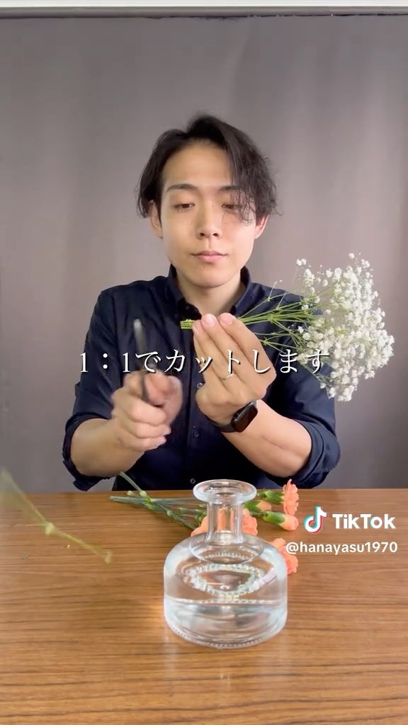 枝を細かく分けて、花瓶を背の低いものにチェンジ