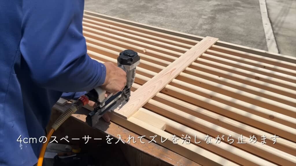 木材が反らないように横木を添えます