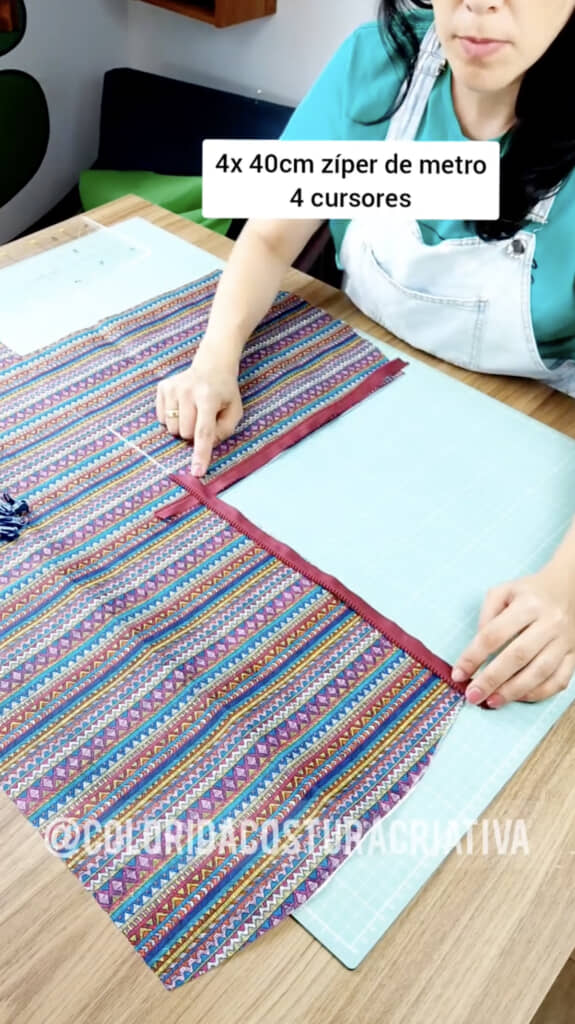 十字型に切り取ってファスナーを縫い付けます