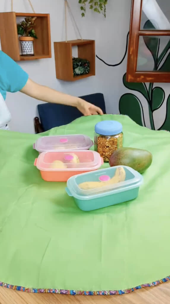 ファスナーを開けるとピクニックブランケットに変身！