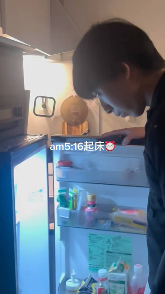 冷蔵庫を開けるあおさん