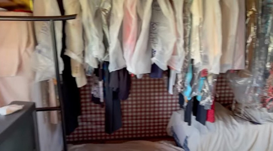 古いテレビや衣桁が置いてあります