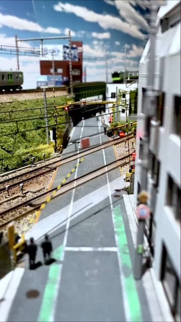 カンカンカン……と遮断機が下り……