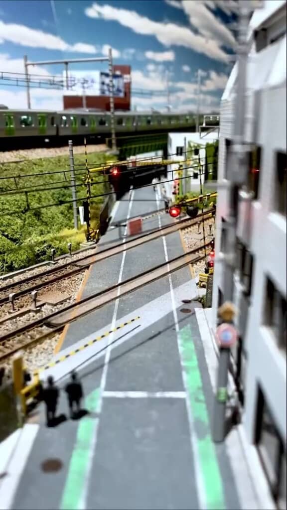 高架を山手線車両が通過