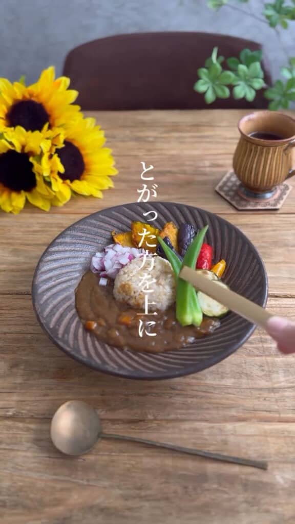 オクラはとがった方を上向きに置く