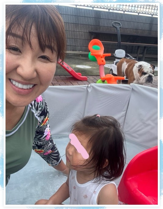 自宅のプールで遊ぶ北斗晶と初孫の寿々ちゃん