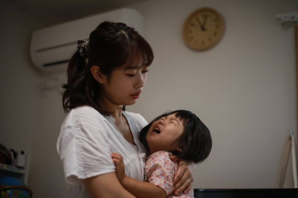 早朝に泣く双子ちゃんたちのために起きていたら……（出典：PIXTA）