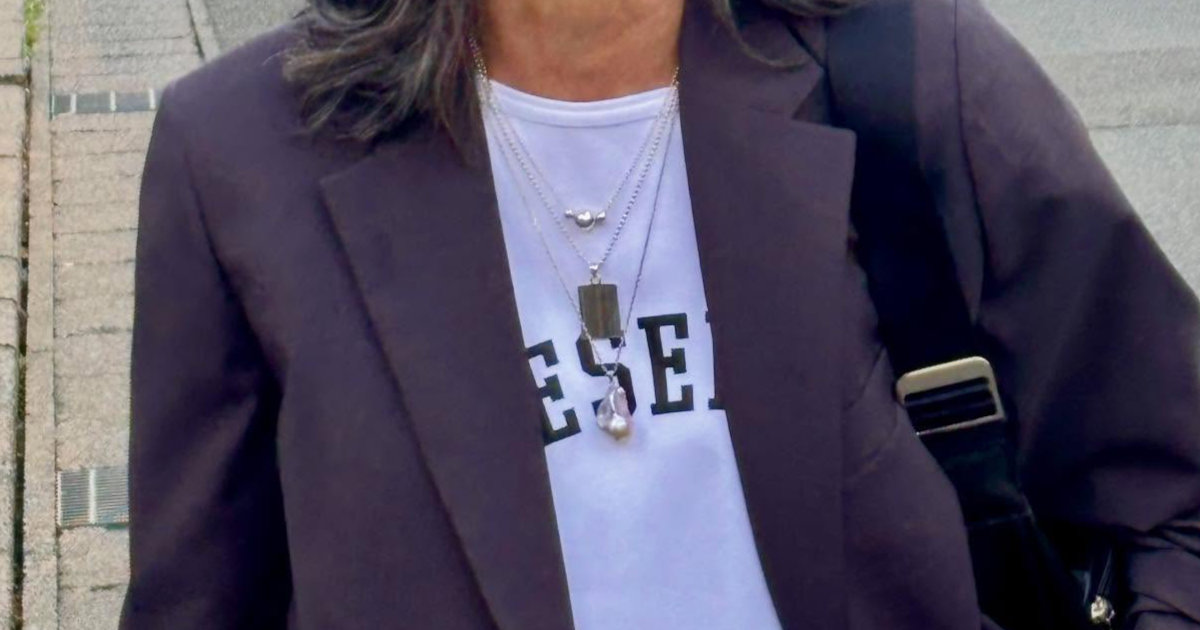 白髪染めをやめた63歳妻→夫がパシャっと撮ったら……「うわぁぁ」　140万表示の1枚に「こんな60代になりたい」「憧れ」（1/2） | ライフスタイル ねとらぼ