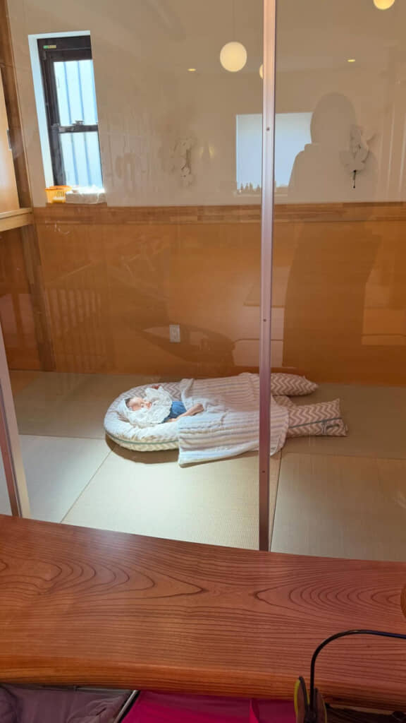 ライトアップされて神々しい赤ちゃん