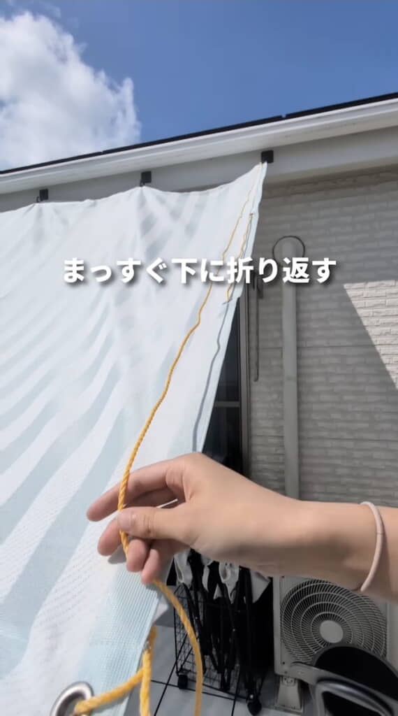 一番上の穴を通したら下へ折り返す
