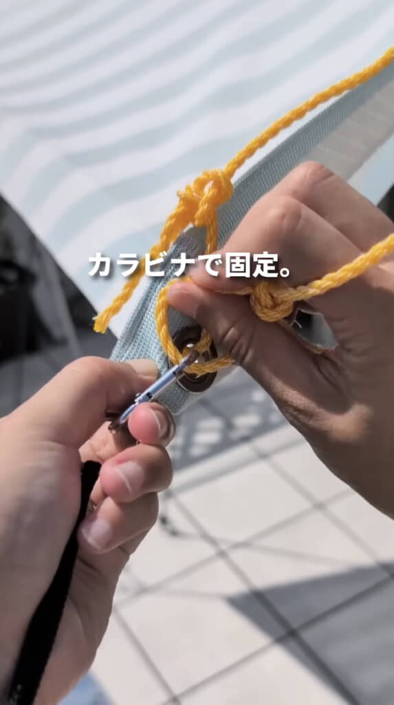 ロープ端を輪っかにしてカラビナに通す
