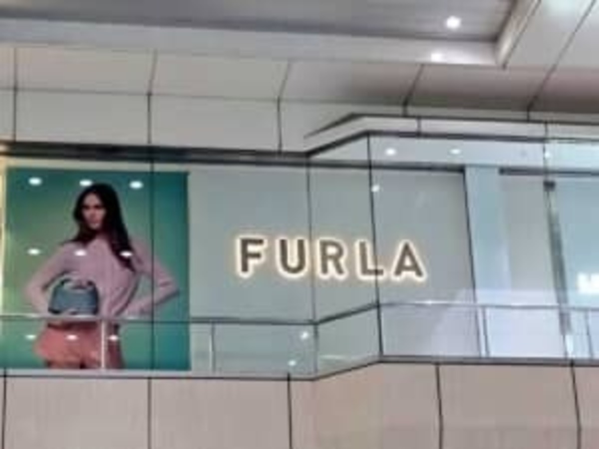 「迷ってるとなくなる」　FURLA（フルラ）の“ミニバッグ”がコーデをグンと格上げしてくれそう！　「すごく上品で美しい」「お呼ばれバッグとして活用します」（1/3） | バッグ ねとらぼリサーチ