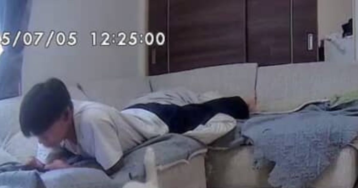 母「見るだけで幸せ」ソファーでくつろぐ息子、よく見てみると……　“尊すぎる光景”に「うらやましい」「美しき世界」（1/3） | 犬 ねとらぼ