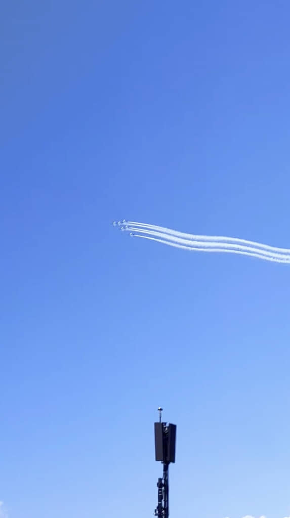 鮮やかな空に映えるうにょうにょ雲