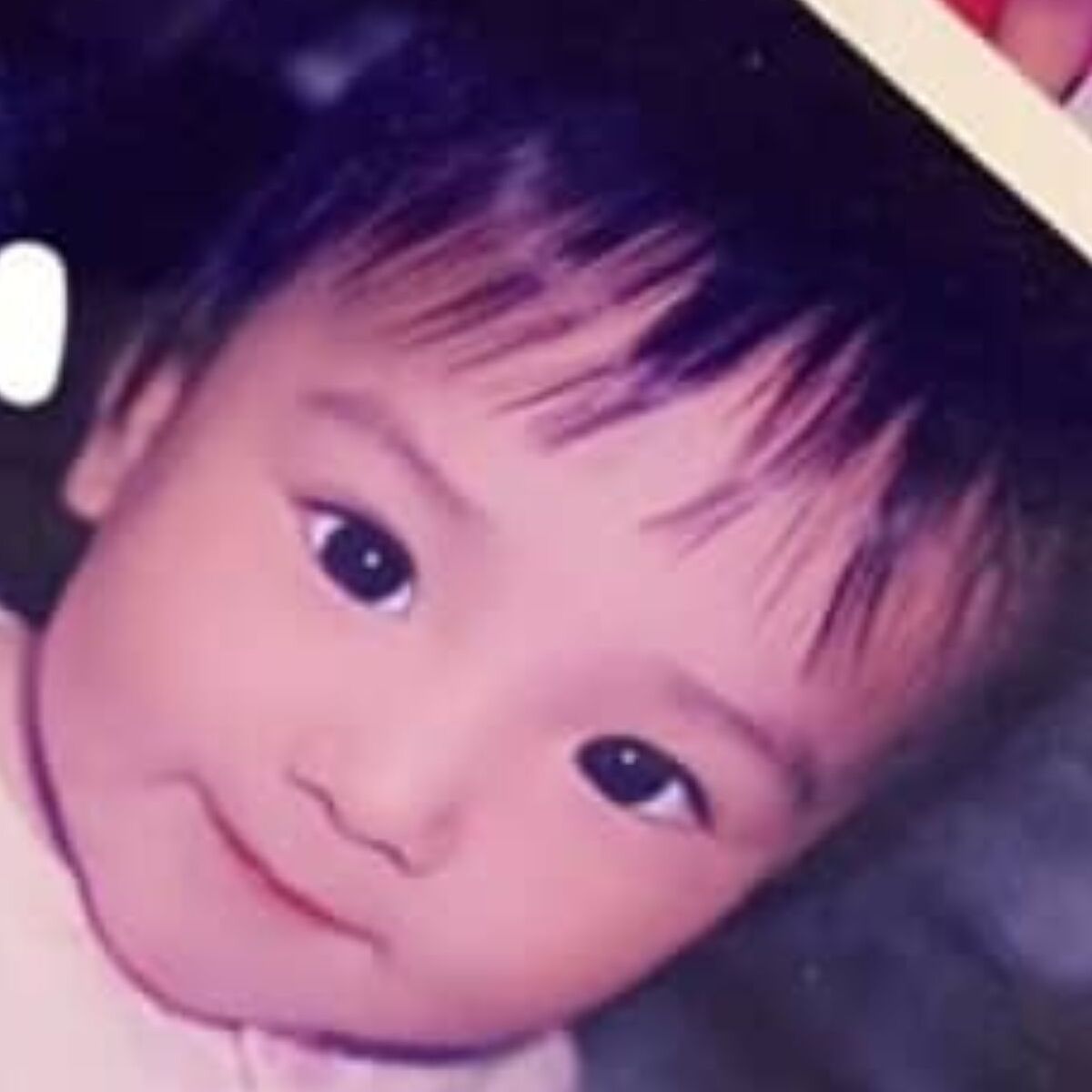 お目目パッチリ1歳赤ちゃん→24年後……　「想像の1万倍かわいい」と現在の姿に大反響「ガッキーかと思った！」 | ライフスタイル ねとらぼ