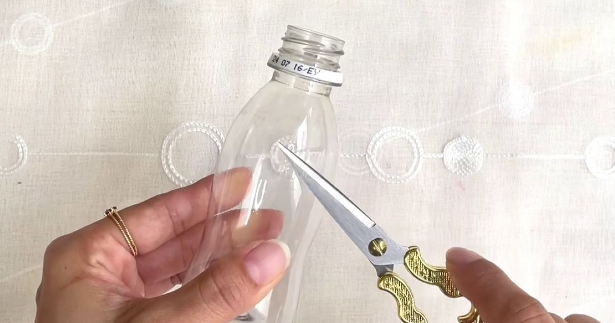 小さなペットボトルを半分に切るだけで……「どうして今まで気づかなかったんだろーー！」　目からウロコな“完成品”に「商品化すべき」（1/2） | 育児 ねとらぼ
