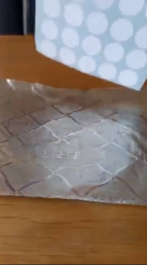 ペンでぐちゃぐちゃ描いたアルミホイル→100均のシールを押し付けると……　「えぇ!?」衝撃の仕上がりに「発想に脱帽」（1/2） | ライフハック ねとらぼ