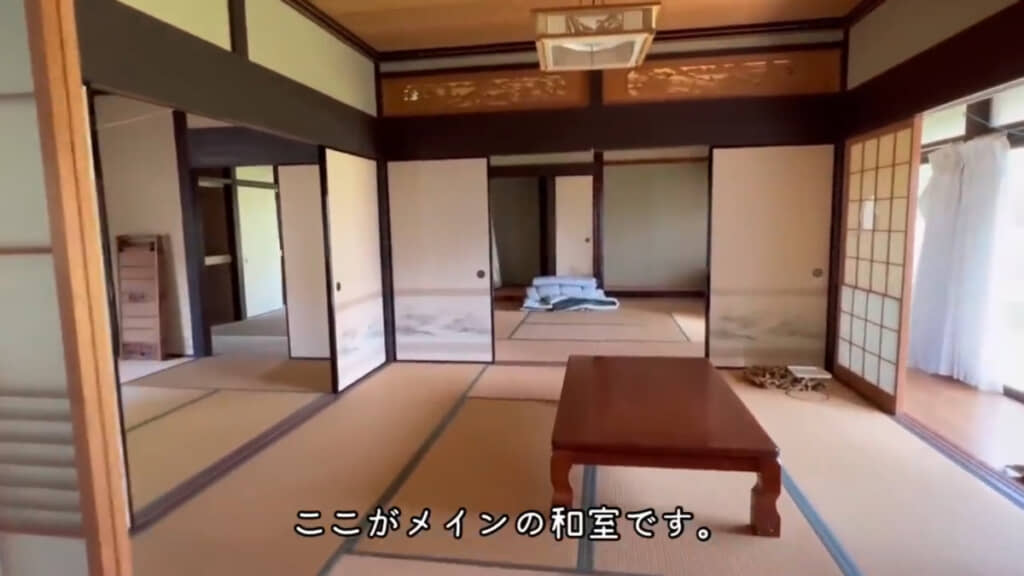 メインの和室。前の住人が残してくれたこたつも