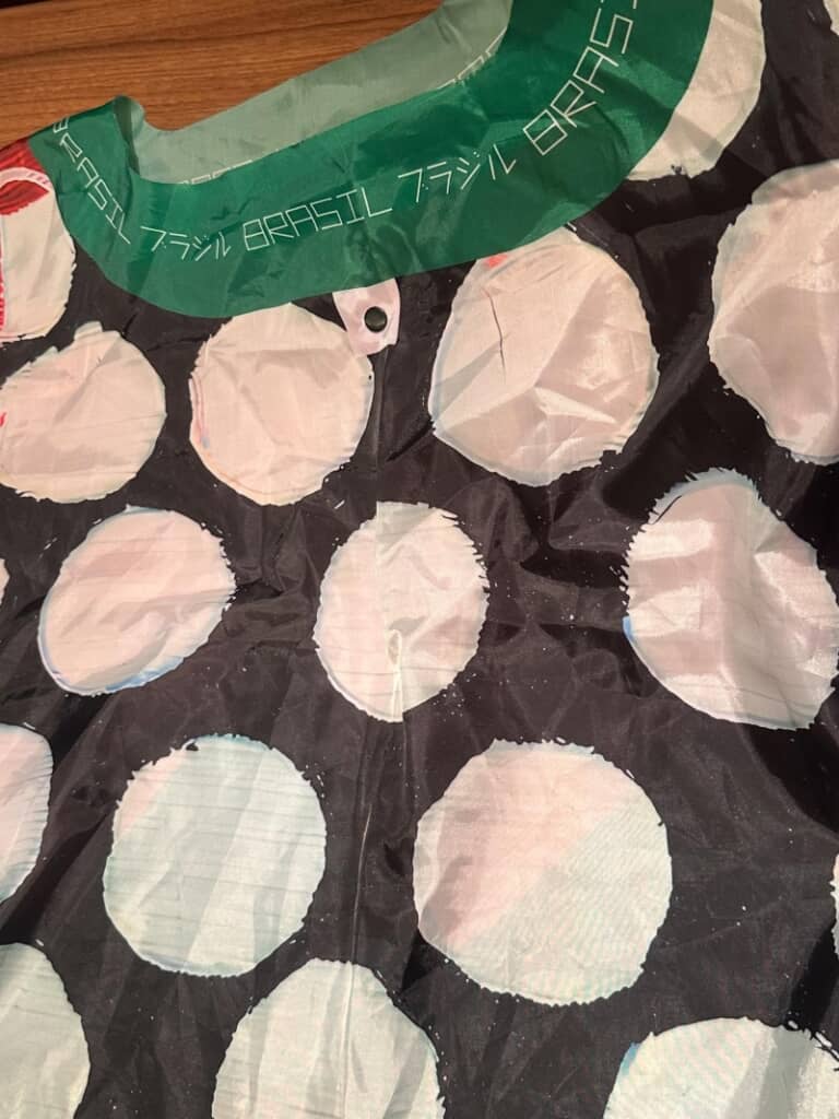 黒地に白の大きなドットがかわいいポンチョ