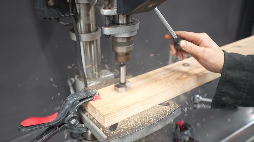 祖父のボール盤で板材に穴を掘る