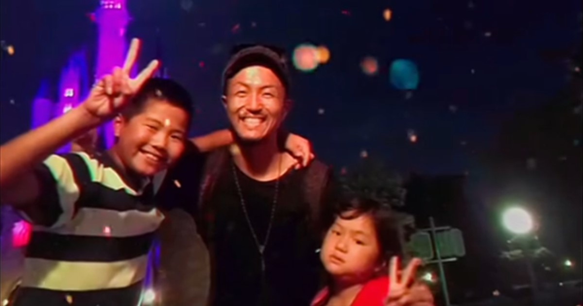 シングルファザーになったパパと子どもたち→10年後……　「息子とお別れの日」に“思い出の1枚”を同じポーズで再現「ステキな家族ですね」（1/3） | ライフスタイル ねとらぼ