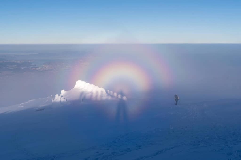 ブロッケン現象により大きくなった影