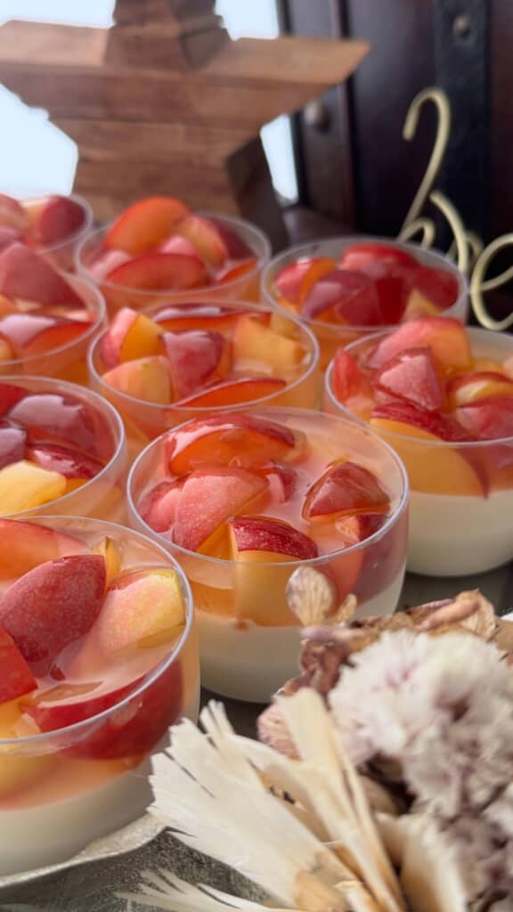 AINAさんが手掛けたプラムのパンナコッタ