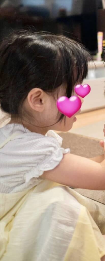 妹ちゃんにご飯を食べさせてあげるお姉ちゃん