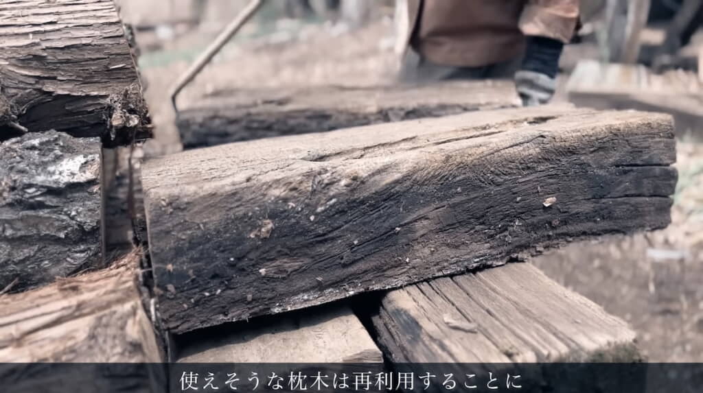 解体中のウッドデッキに使われていた枕木
