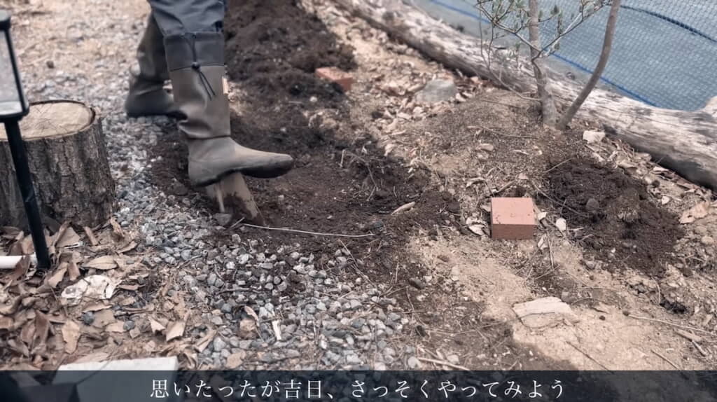 小道を通すルートを浅く掘り起こす
