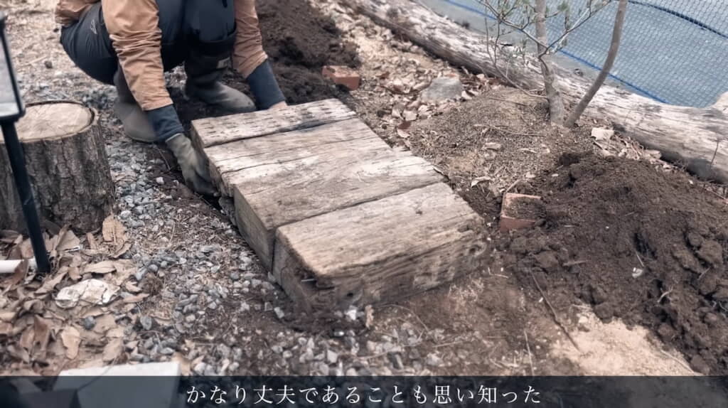 砂利の上に枕木を置いていく
