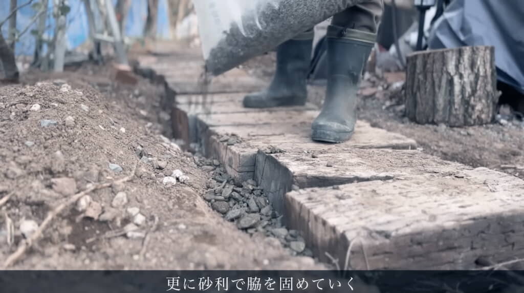 小道の両脇を砂利で固めていく
