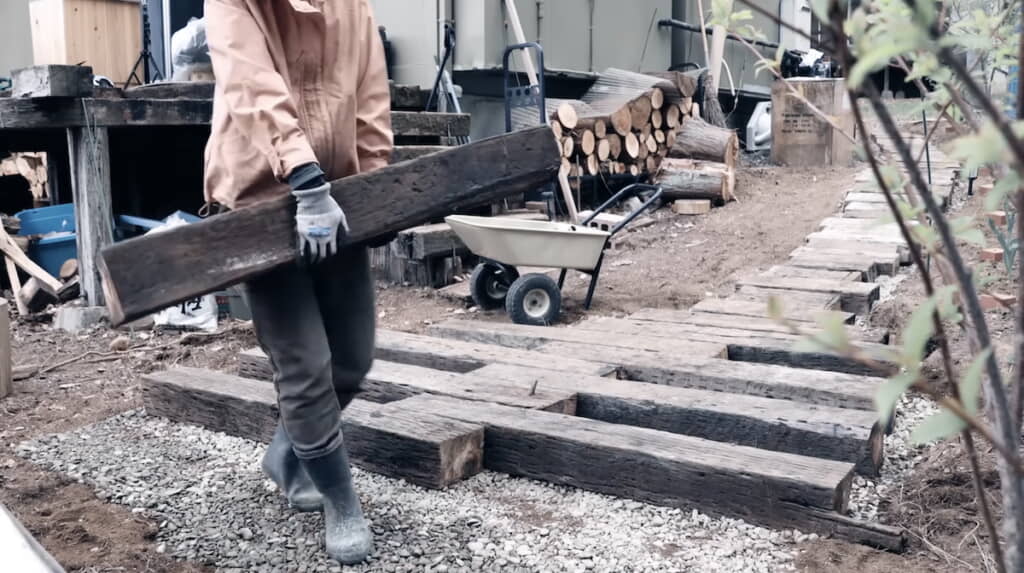 長い枕木を並べていく
