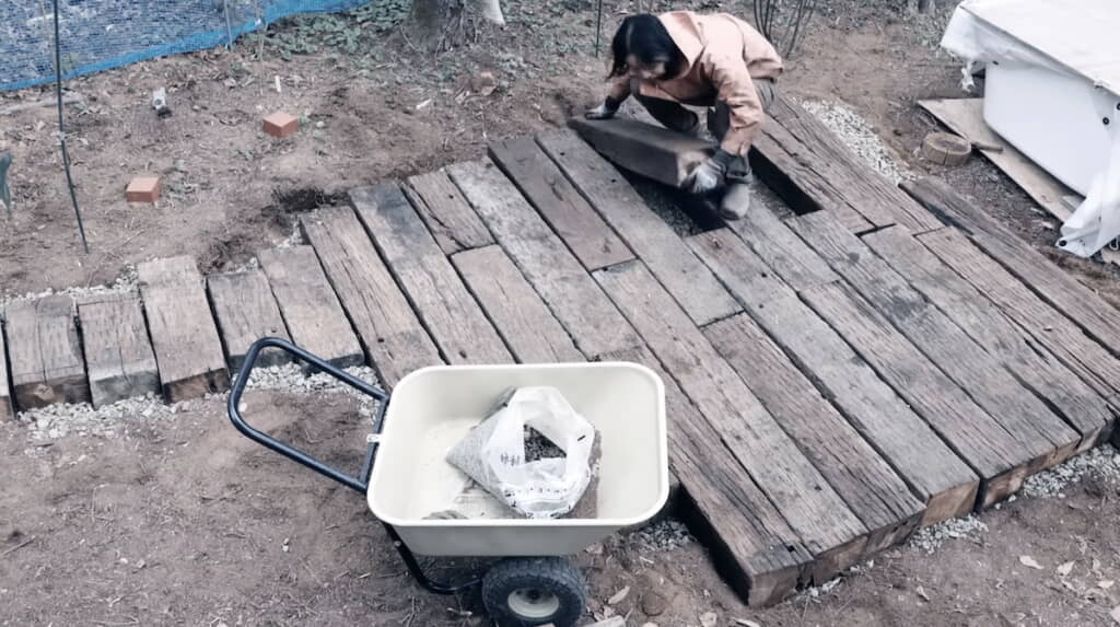 長さを調整した枕木をパズルのようにぴったり並べていく
