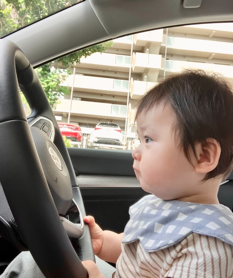 真剣な眼差しでハンドルを見つめる息子くん