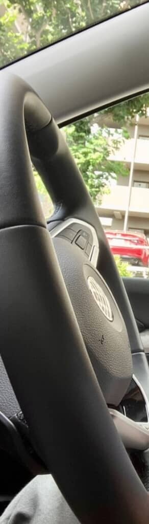 車のハンドルを握るのは……