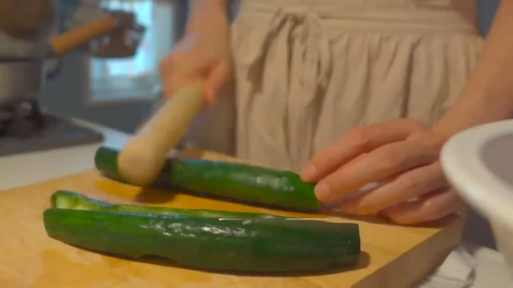 きゅうりを叩く様子