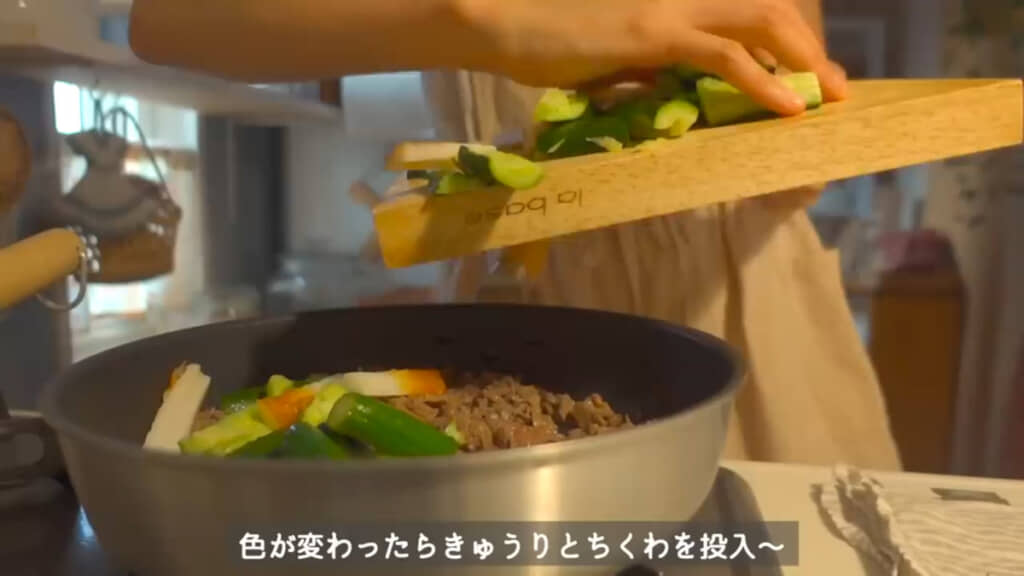 牛肉の色が変わったらきゅうりとちくわも投入