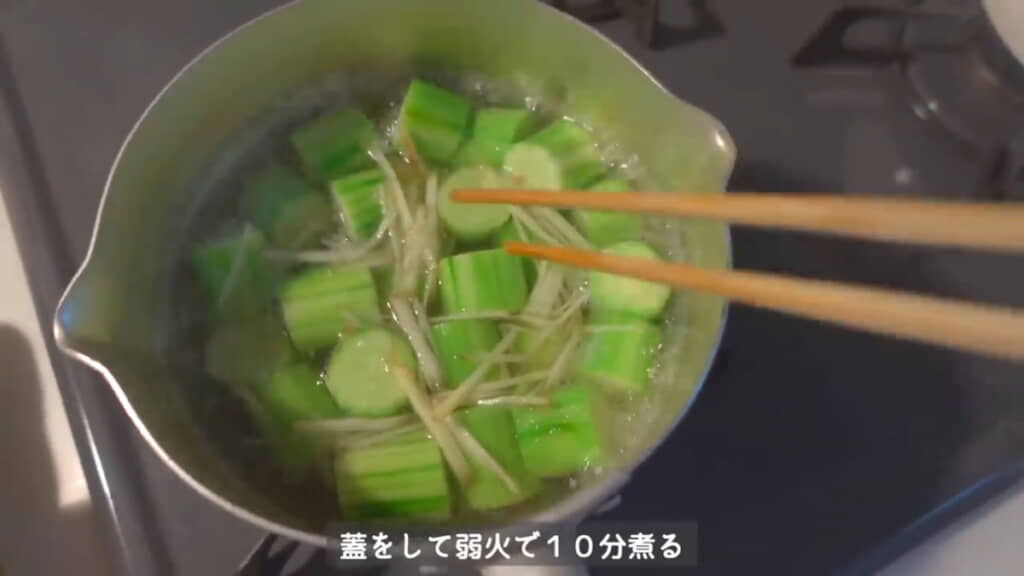 鍋で煮汁と生姜できゅうりを煮たら……