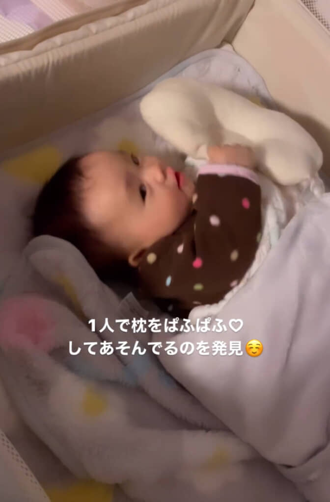 お母さんの視線に気付き振り向くういなちゃん