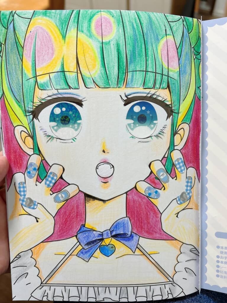 キラッキラの目とネイルアートが最高にかわいい