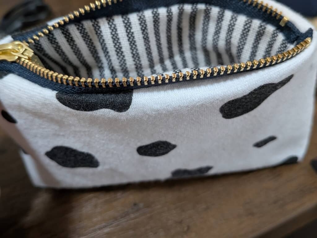 モノトーンのポーチもかわいい