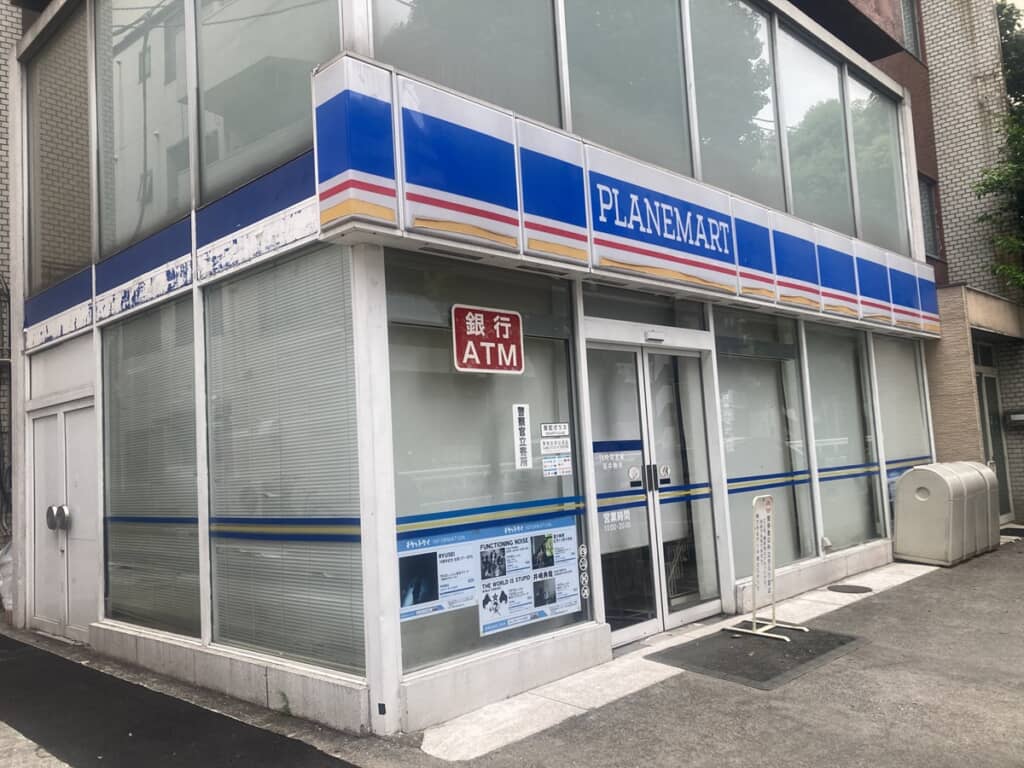 コンビニに似た外観の撮影スタジオ