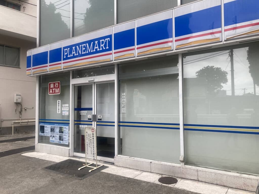 看板の色合いや名前がコンビニに似ている撮影スタジオ