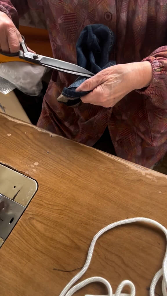 大きなハサミで糸始末